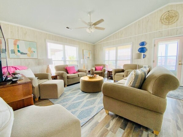 تلفزيون ذكي، ألعاب فيديو، كُتُب