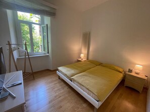 2 bedrooms, desk, WiFi, bed sheets