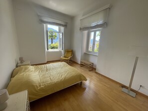 2 bedrooms, desk, WiFi, bed sheets