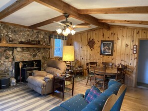 Älytelevisio, takka, DVD-soitin, tietokoneen näyttö