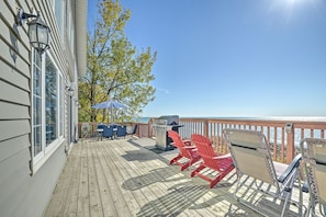 Outdoor dining - Serene Cottage on the shores of Lake Erie (Blenheim)