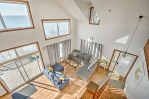 Smart TV, fireplace, foosball - Serene Cottage on the shores of Lake Erie (Blenheim)