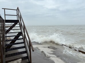 På stranden