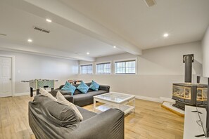 Smart TV, chimenea y futbolito 