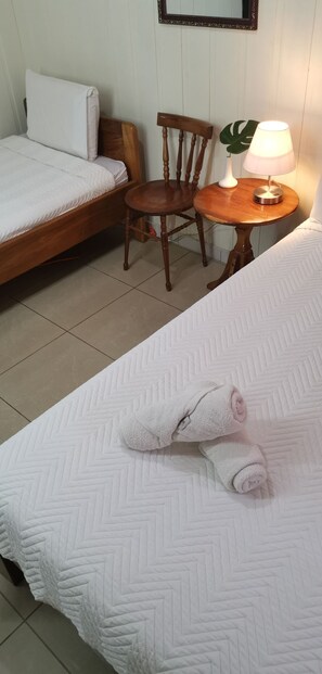 Habitación triple estándar | Wifi gratis y ropa de cama 
