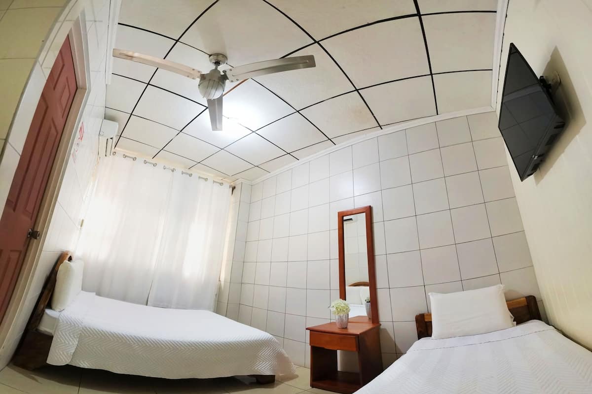 Standaard vierpersoonskamer | Gratis wifi, beddengoed