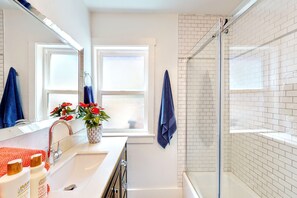 Bañera con ducha, secador de pelo, toallas, jabón