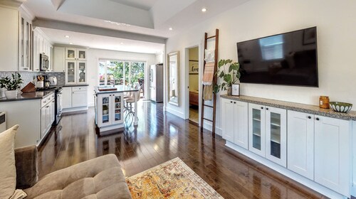 NEW Surfrider Bungalow - walk to downtown and the beach!