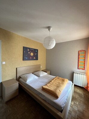 4 عدّة غرف نوم ومكواة/لوح كي وسرير سفر