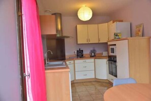 Fridge, microwave, oven, stovetop - Maison Familiale, South Aveyron 5minutes from St Rome de Tarn beach  (Saint-Rome-de-Tarn)
