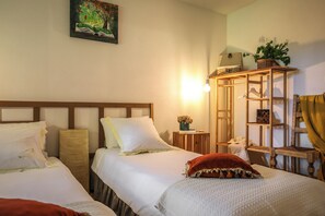 3 dormitorios, tabla de planchar con plancha, cuna de viaje