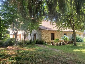 A stone building with a tiled roof, surrounded by trees and greenery. - la Lande - holiday home, pool - Dordogne, Firbeix (Firbeix)