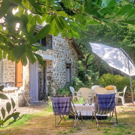 Outdoor dining. La Lande Cottage – 105 m² on one level, no stairs – Périgord Vert, Dordogne