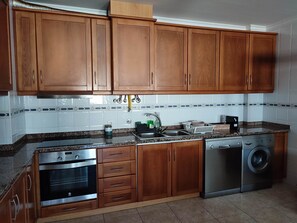 Réfrigérateur, four à micro-ondes, un four, surface de cuisson