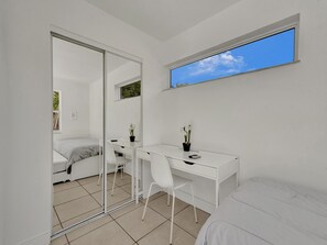 Room - Tranquil Escape: Serene 4BR Home w/Private Pool, Games & BBQ in Fort Lauderdale! (Fort Lauderdale)