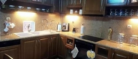 Kühlschrank, Ofen, Geschirrspüler, Wasserkocher mit Kaffee-/Teezubehör
