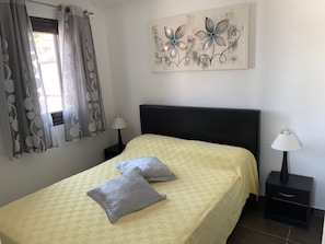 2 Schlafzimmer, Zimmersafe, Schreibtisch, Bügeleisen/Bügelbrett