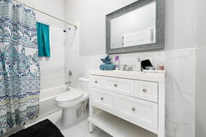 Ensemble douche/baignoire, sèche-cheveux, serviettes fournies, savon