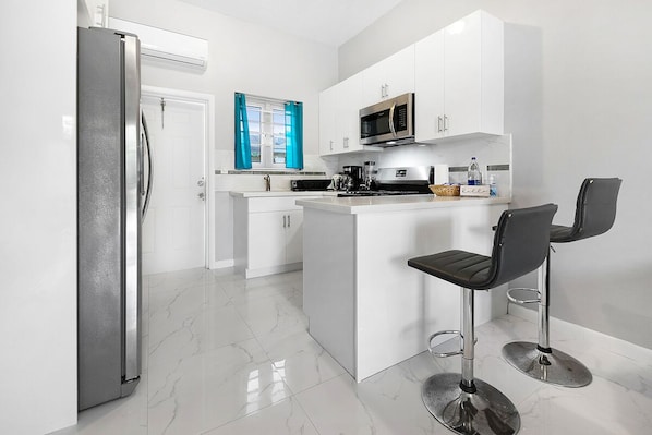 Réfrigérateur, micro-ondes, four, plaque de cuisson