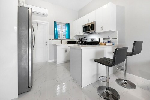 Cornerstone Rentals Lovely 1-BdRm Midtown Unit 1