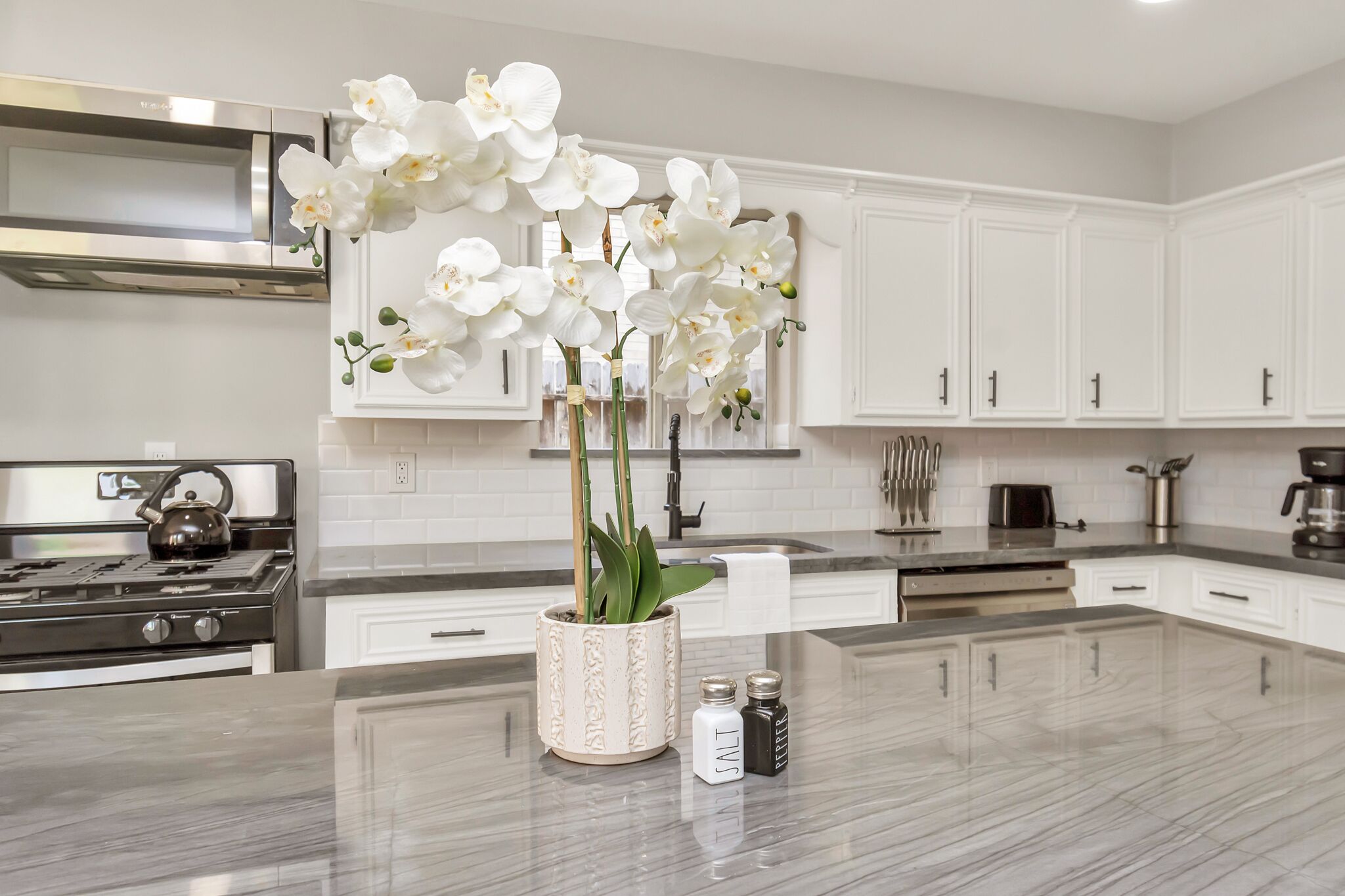 Réfrigérateur, four, plaque de cuisson, tables à manger