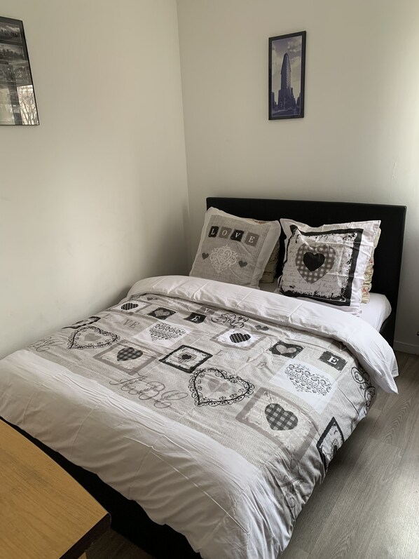 1 chambre, bureau, fer et planche à repasser, Wi-Fi