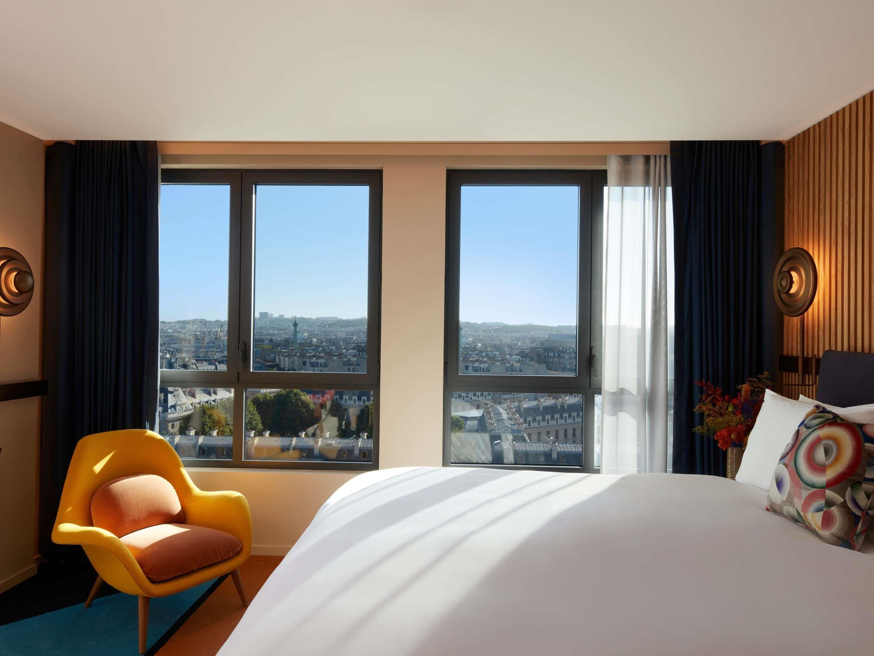 Kamer (Paris rooftops view) | Luxe beddengoed, donsdekens, pillowtop-bedden