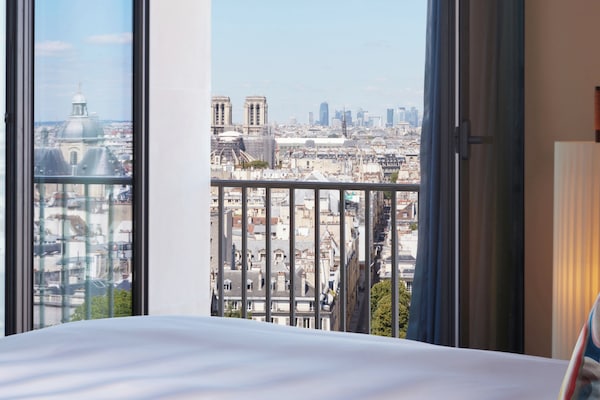 STUDIO BALCONY, 1 King, Corner Junior Suite with balcony, River Seine and Paris view | Premium bedding, down comforters, pillowtop beds, free minibar items