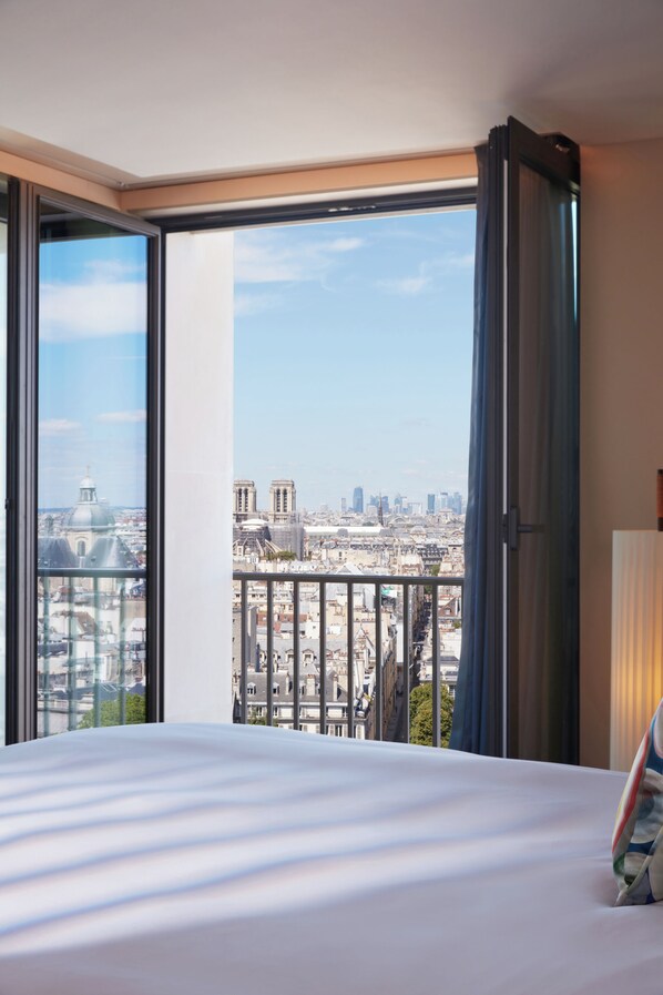 Phòng Suite Junior, 1 giường cỡ king, ban công (Paris view) | Bộ đồ giường cao cấp, chăn bông, nệm có lớp đệm bông 
