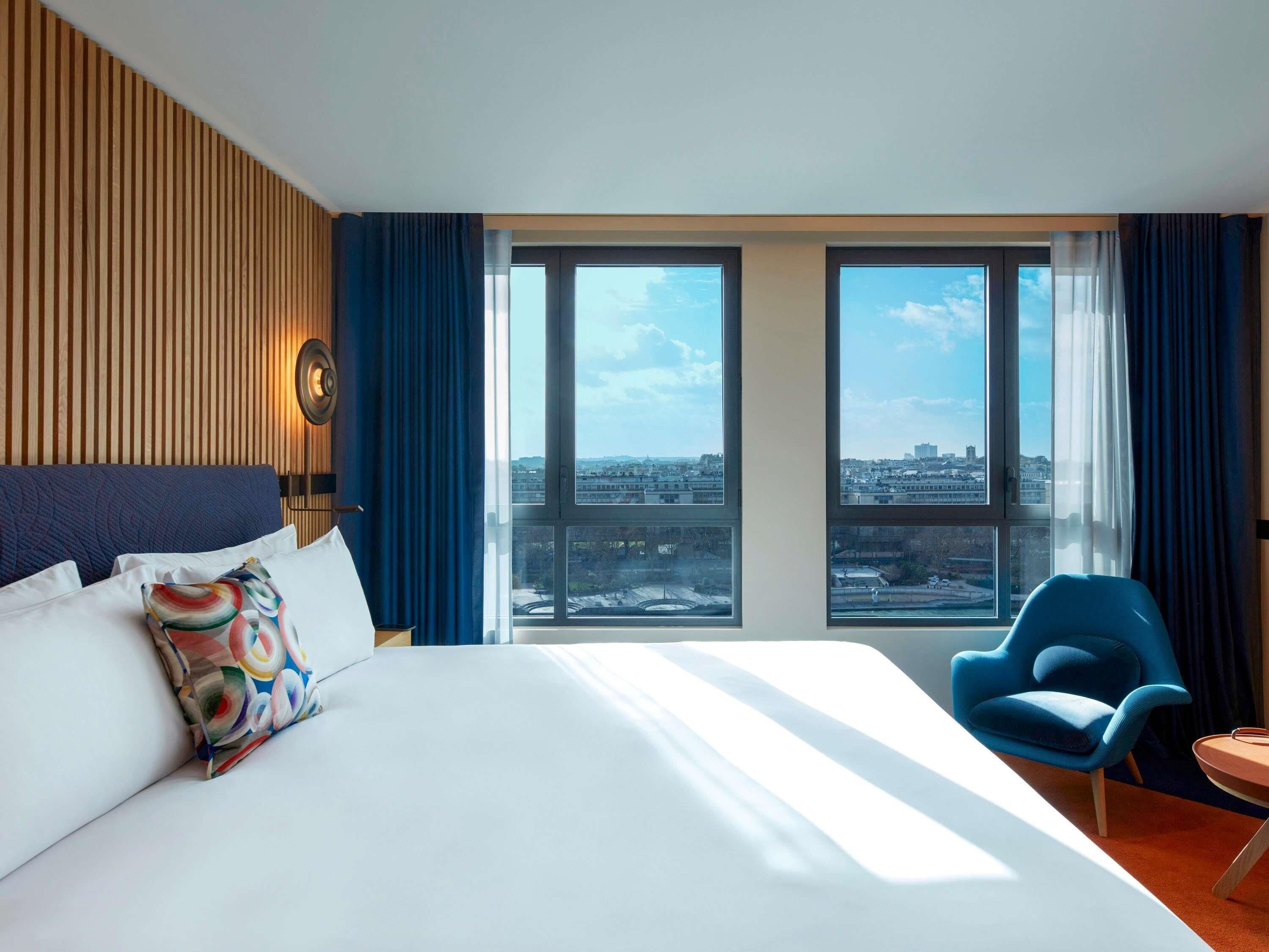 ICONIC - PARIS SKYLINE VIEW, 1 King or 2 Single beds, River Seine and Eiffel Tower view | Premium bedding, down comforters, pillowtop beds