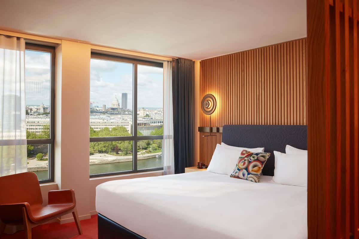 ICONIC - PARIS SKYLINE VIEW, 1 lit king size ou 2 lits simples, point de vue Seine/Tour Eiffel | Literie de qualité supérieure, couette en duvet d'oie, surmatelas
