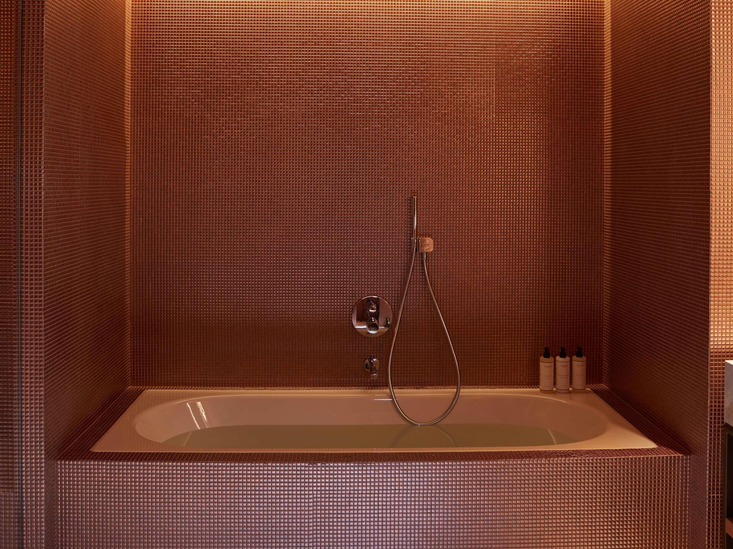 STUDIO, 1 King, Junior Suite, Courtyard view | Premium bedding, down comforters, pillowtop beds, free minibar items