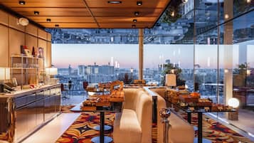 Daily cooked-to-order breakfast (EUR 42 per person)