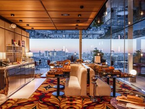 Daily cooked-to-order breakfast (EUR 42 per person)