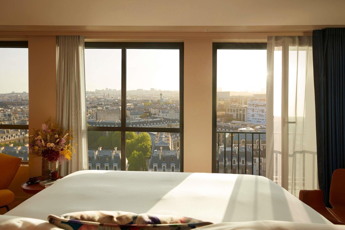 ジュニア スイート キングベッド 1 台 バルコニー (Paris view) | 高級寝具、羽毛の掛け布団、ピロートップベッド、ミニバーのアイテム (無料)