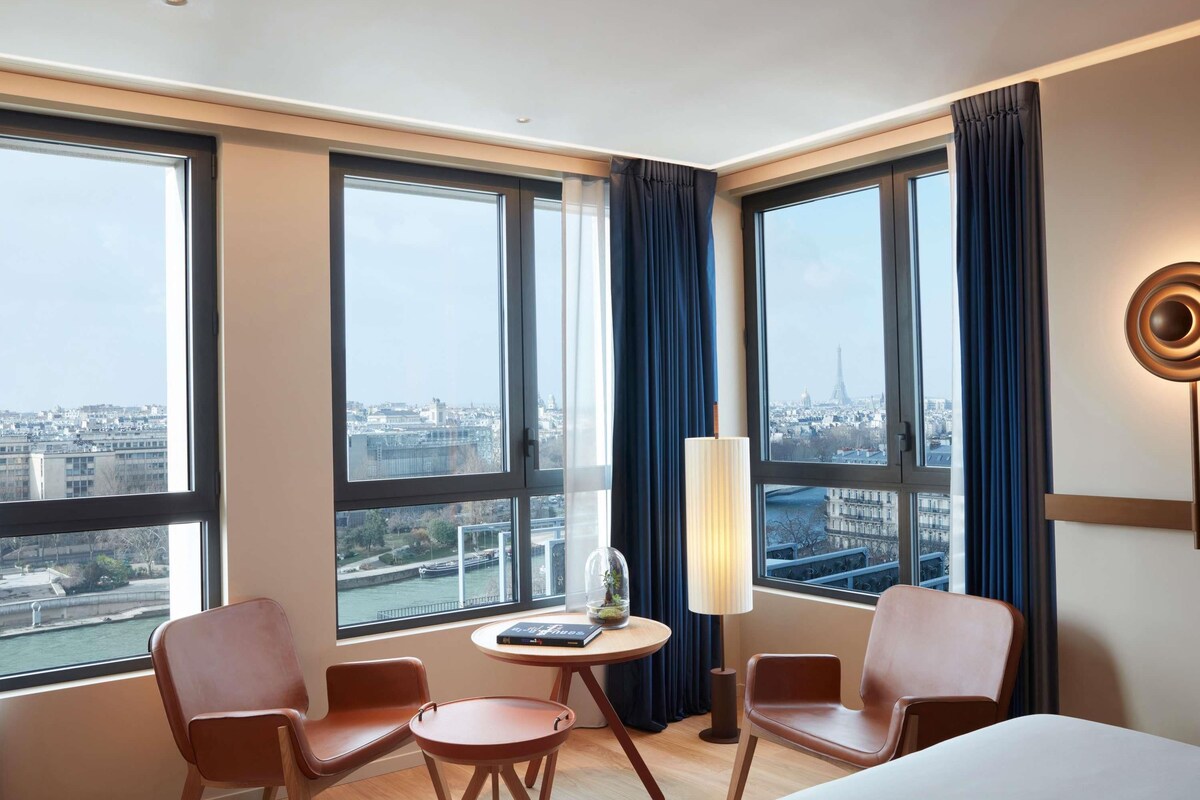 ジュニア スタジオ キングベッド 1 台 コーナー (Eiffel tower & Seine river view) | 高級寝具、羽毛の掛け布団、ピロートップベッド、ミニバーのアイテム (無料)