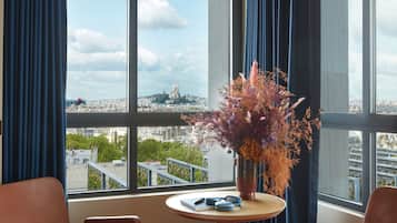 ์ฃผ๋์ด ์คํ๋์ค, ํน์ฌ์ด์ฆ์นจ๋ 1๊ฐ, ์ฝ๋ (Eiffel tower & Seine river view) | ์๋ด ์ ๋ง