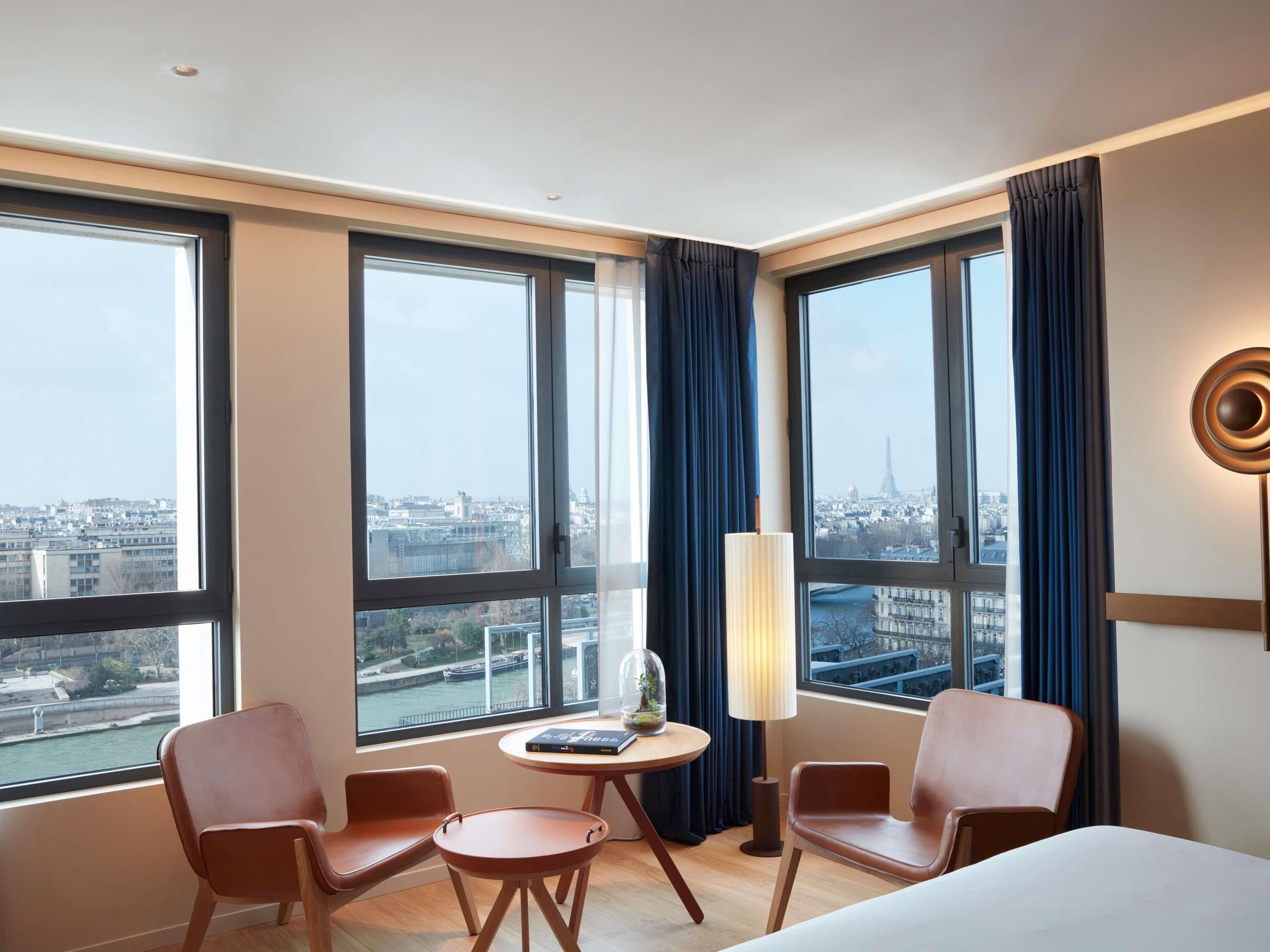 Junior studio, 1 kingsize bed, hoek (Eiffel tower & Seine river view) | Luxe beddengoed, donsdekens, pillowtop-bedden