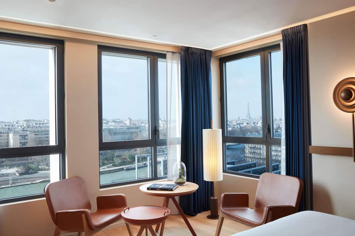 普通開放式客房, 1 張特大雙人床, 轉角 (Eiffel tower & Seine river view) | 高級寢具、羽絨被、特厚豪華床墊、迷你吧贈品