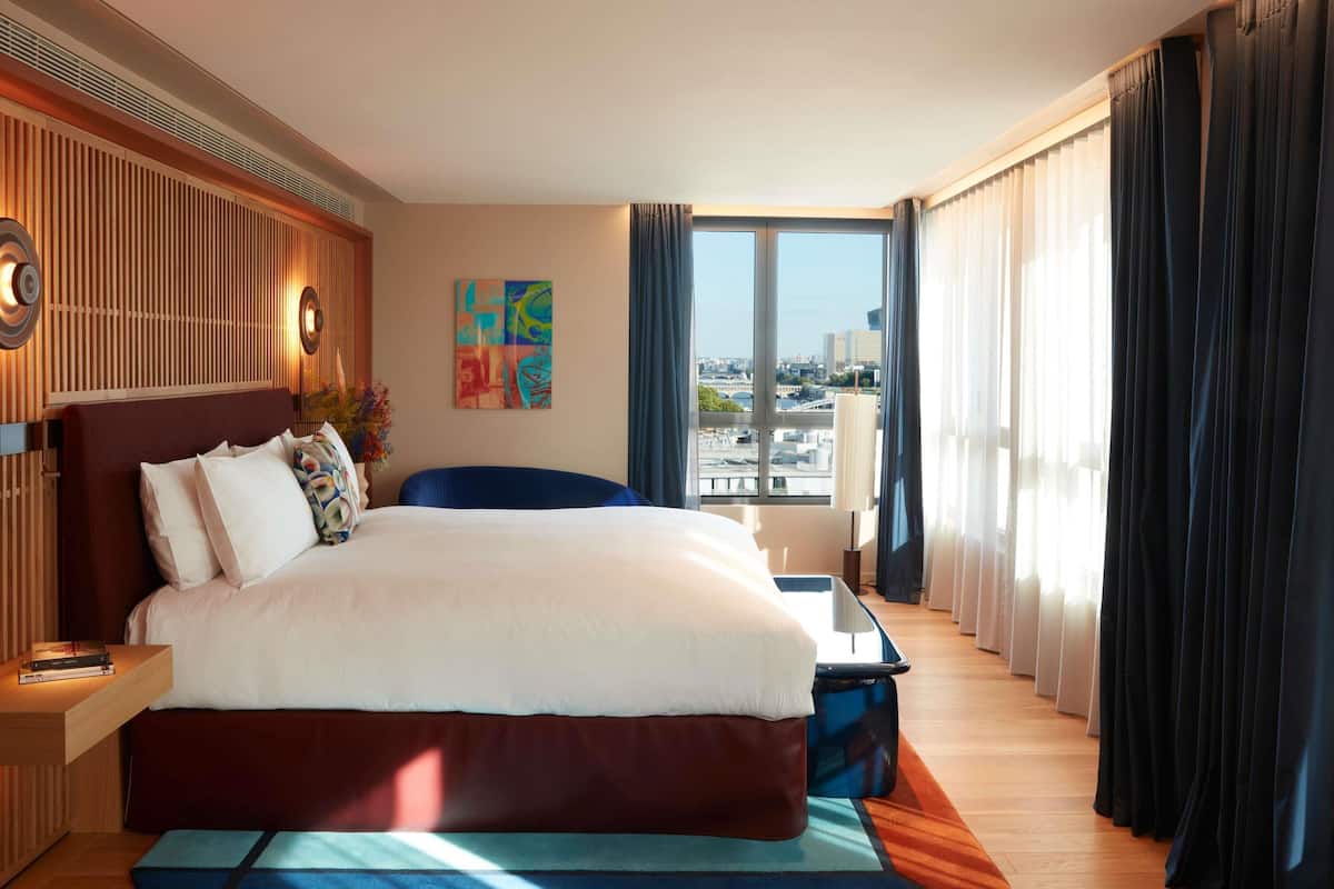 L'ATELIER SEINE, 1 King, Large corner Suite with sofabed, River Seine and Eiffel Tower view | Premium bedding, down comforters, pillowtop beds, free minibar items