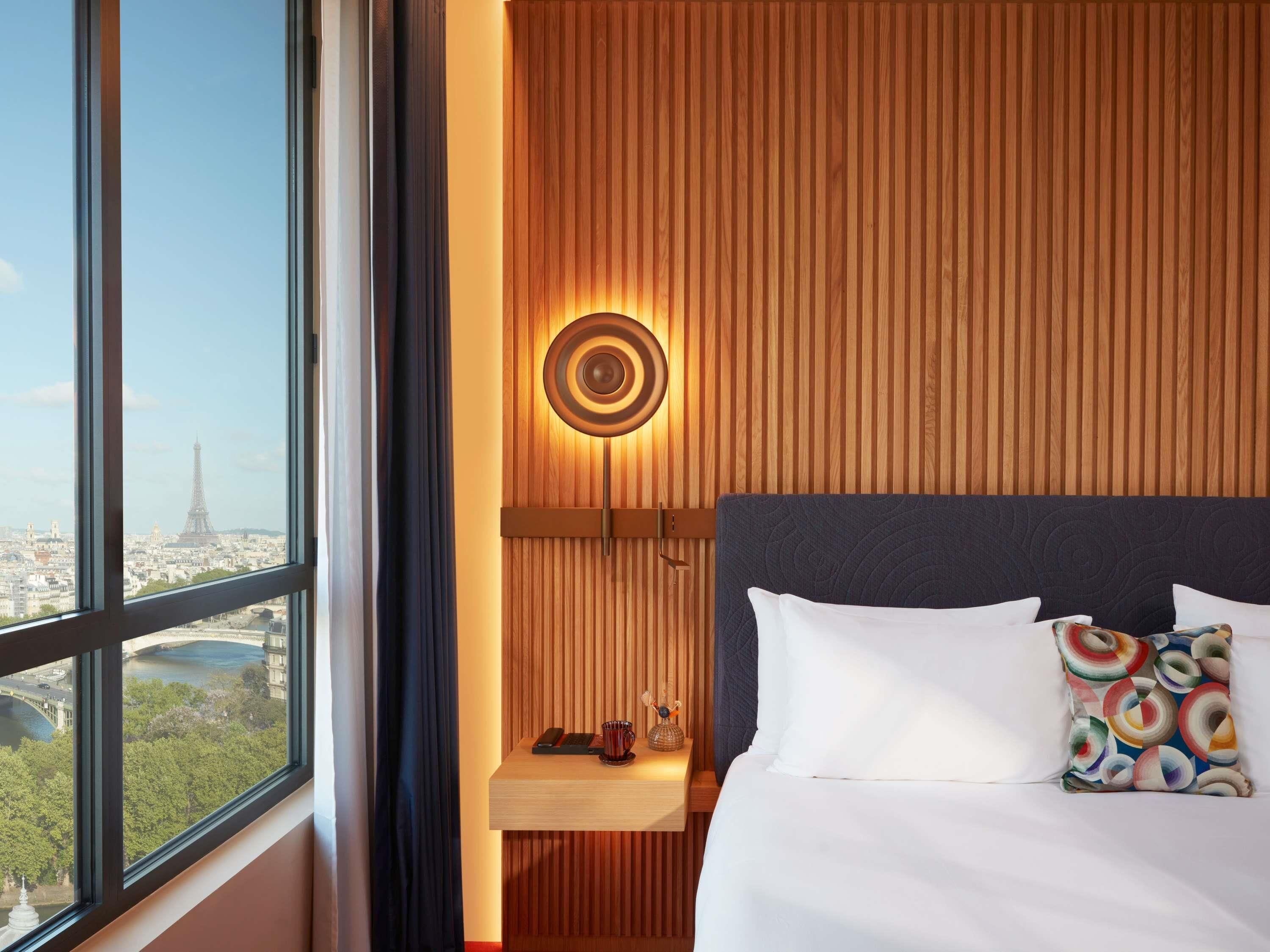 Kamer, in toren (Eiffel tower view) | Luxe beddengoed, donsdekens, pillowtop-bedden