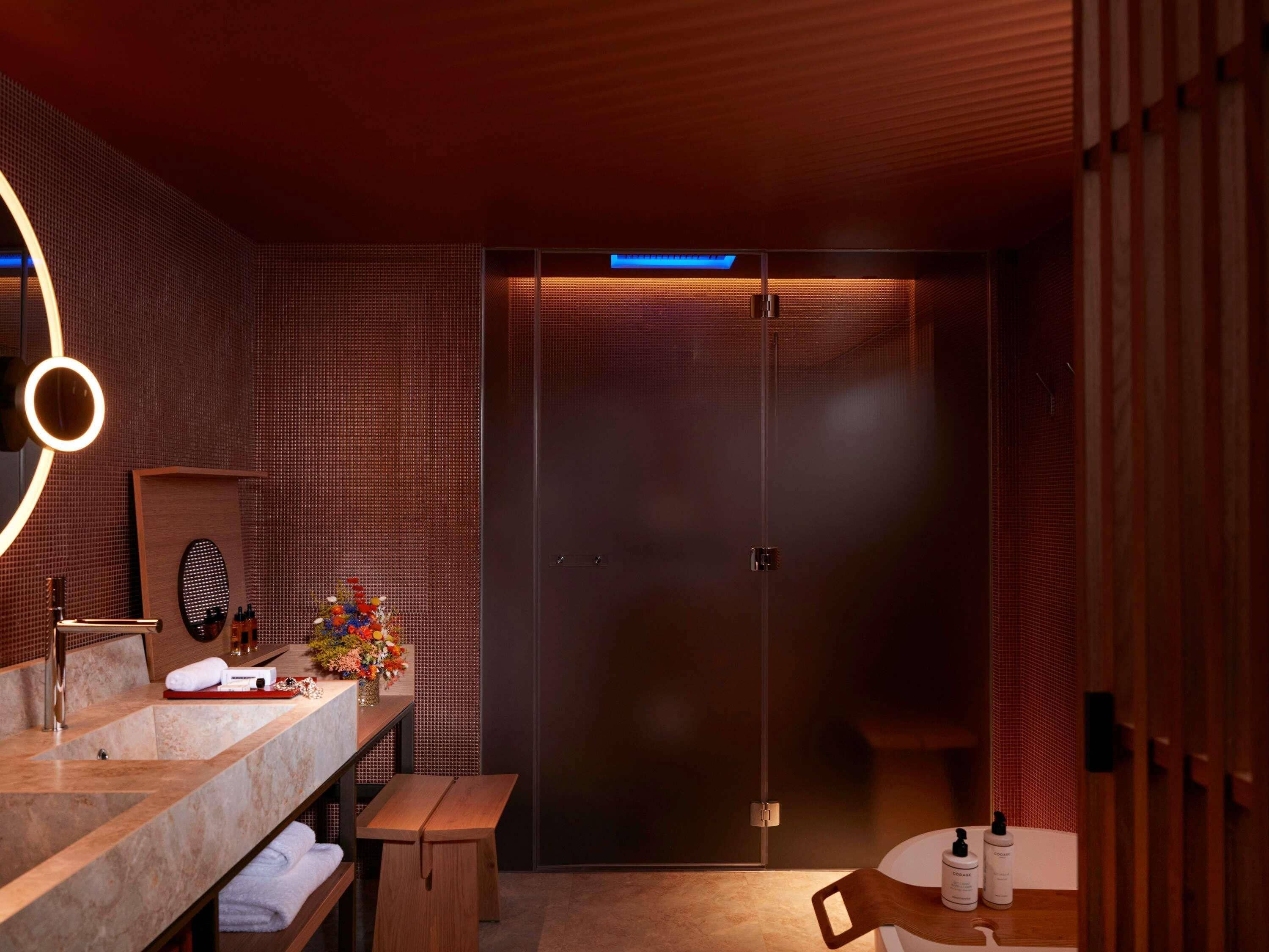 L'ATELIER SEINE, 1 King, Suite d'angle avec espace salon, Vue sur la Seine et la Tour Eiffel | Literie de qualité supérieure, couette en duvet d'oie, surmatelas