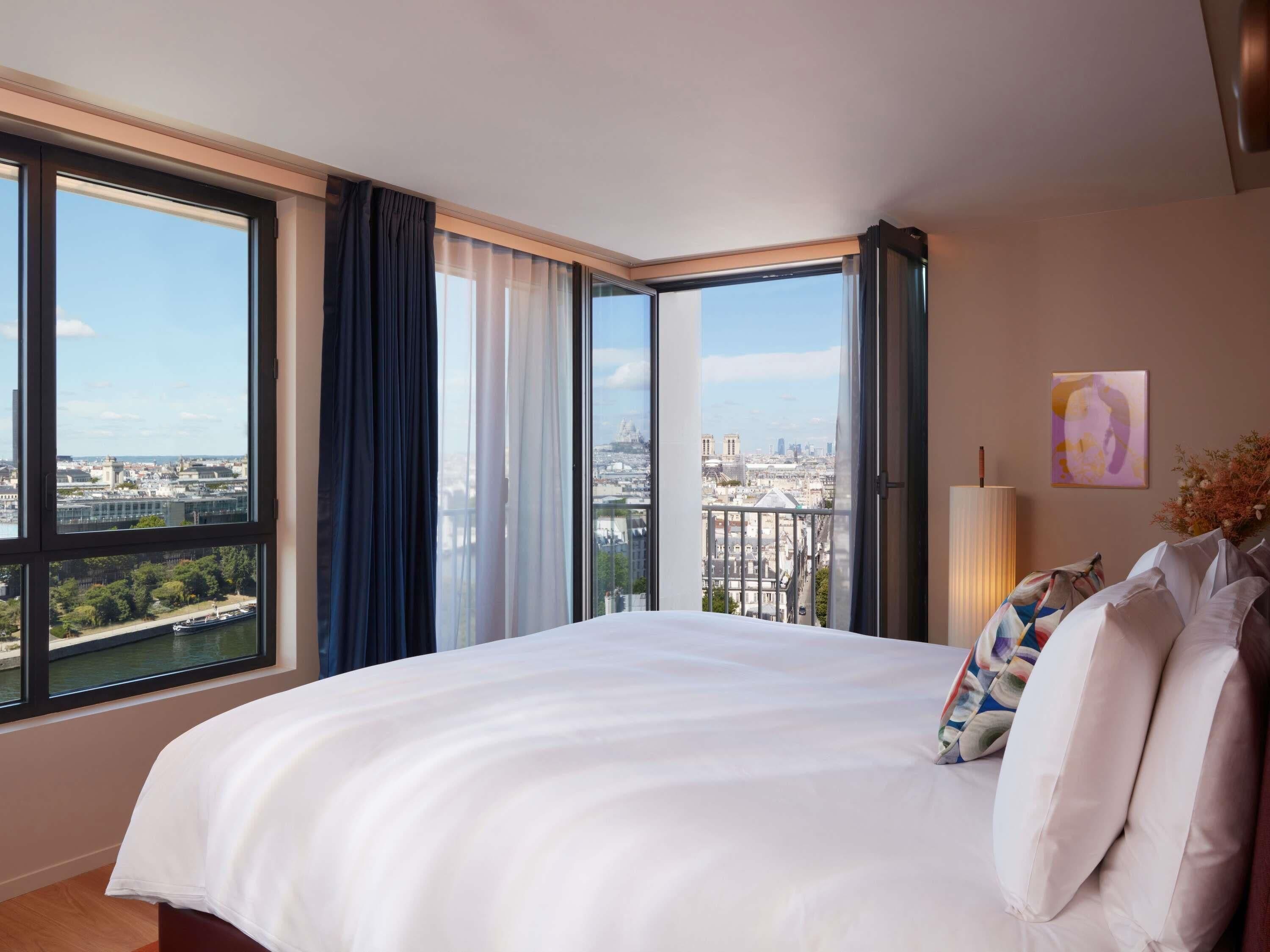 总统套房, 1 张特大床, 阳台 (Panoramic) | 高档床上用品、羽绒被、加厚床垫、免费迷你吧物品