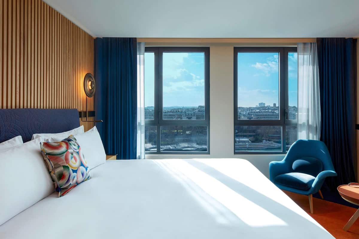 ICONIC - PARIS SKYLINE VIEW, 1 King or 2 Single beds, River Seine and Eiffel Tower view