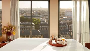 小型套房, 1 张特大床, 阳台 (Paris view) | 城市景观