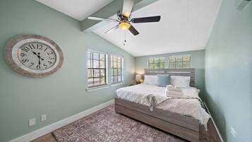 3 habitaciones, escritorio y tabla de planchar con plancha