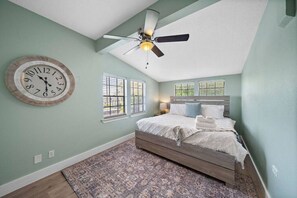 3 室のベッドルーム、デスク、アイロン / アイロン台、旅行用ベビーベッド