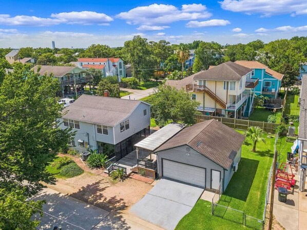 Un quartier résidentiel avec des maisons, un garage et une pelouse bien entretenue.