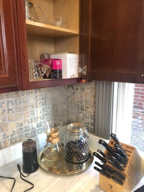 Enjoy cooking in this well-equipped kitchen with a coffee maker, jar, knife block, and coffee filters.