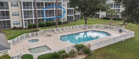 Een buitenzwembad, een verwarmd zwembad